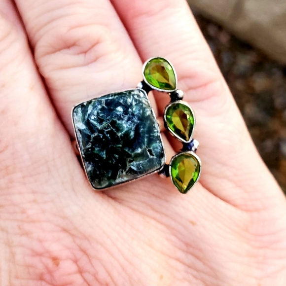 New Seraphinite & Peridot Silver Ring. - Picture 7 of 12